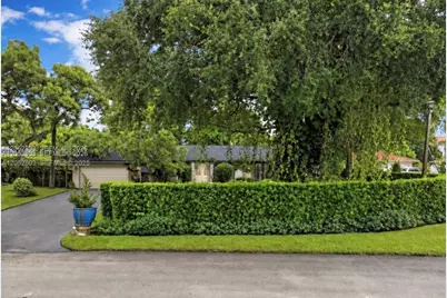8541 N Lake Dasha Dr, Plantation, FL 33324 - Photo 3