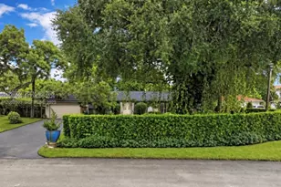 8541 N Lake Dasha Dr, Plantation, FL 33324 - Photo 3