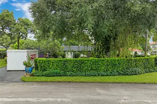8541 N Lake Dasha Dr, Plantation, FL 33324 - Photo 3