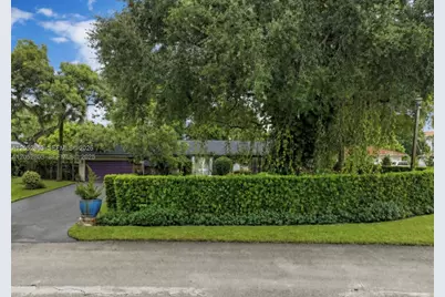 8541 N Lake Dasha Dr, Plantation, FL 33324 - Photo 3
