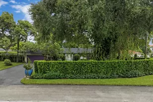 8541 N Lake Dasha Dr, Plantation, FL 33324 - Photo 3