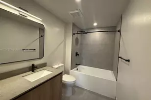 121 NE 5th St, Miami, FL 33132 - Photo 3