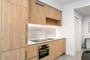 11 NE 6th St, Miami, FL 33132 - Photo 9