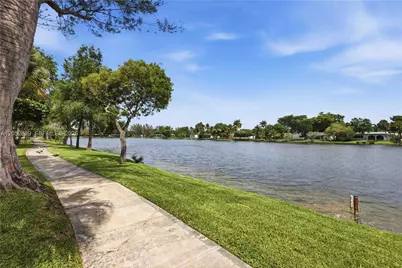 10680 Cherry Ave, Pembroke Pines, FL 33026 - Photo 29