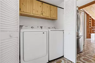 10680 Cherry Ave, Pembroke Pines, FL 33026 - Photo 25