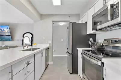 1200 Brickell Bay Dr #2423, Miami, FL 33131 - Photo 7