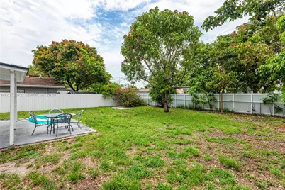 681 NE 1st Pl, Hialeah, FL 33010 - Photo 27