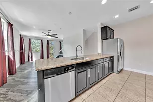995 SW 147th Ave, Pembroke Pines, FL 33027 - Photo 13