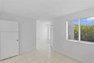 8585 NW 6th Ln, Miami, FL 33126 - Photo 15