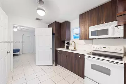 23 SW 8th St, Hallandale Beach, FL 33009 - Photo 5