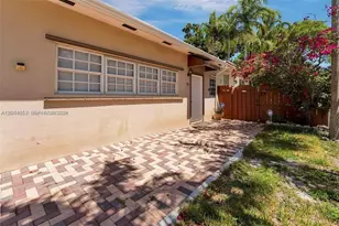 23 SW 8th St, Hallandale Beach, FL 33009 - Photo 3