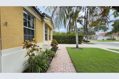 1247 NW 165th Ave, Pembroke Pines, FL 33028 - Photo 19