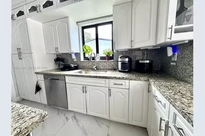 8641 NW 19th St, Pembroke Pines, FL 33024 - Photo 9