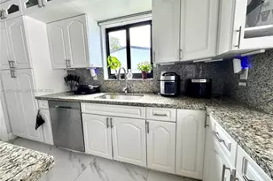 8641 NW 19th St, Pembroke Pines, FL 33024 - Photo 9