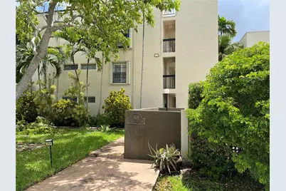 709 Curtiss Pkwy #11, Miami Springs, FL 33166 - Photo 1