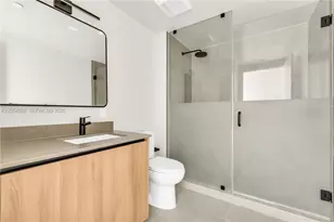 121 NE 5th St, Miami, FL 33132 - Photo 15