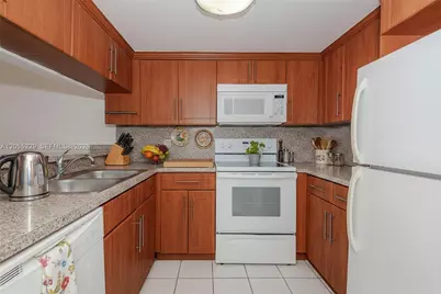 1082 W 79th St #25, Hialeah, FL 33014 - Photo 11