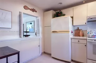 9420 S Hollybrook Lake Dr, Pembroke Pines, FL 33025 - Photo 5