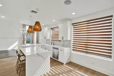 740 E Cypress Pointe Dr E, Pembroke Pines, FL 33027 - Photo 9