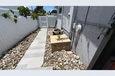 7400 NW 1st Ct, Pembroke Pines, FL 33024 - Photo 47