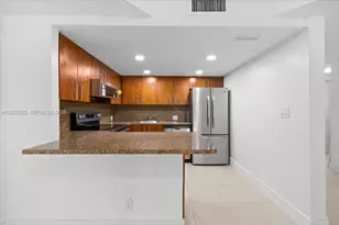 8290 Lake Dr, Doral, FL 33166 - Photo 7