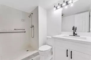 9811 N Hollybrook Lake Dr, Pembroke Pines, FL 33025 - Photo 15