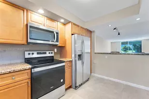 9811 N Hollybrook Lake Dr, Pembroke Pines, FL 33025 - Photo 5