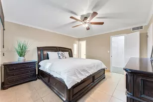 9811 N Hollybrook Lake Dr, Pembroke Pines, FL 33025 - Photo 15