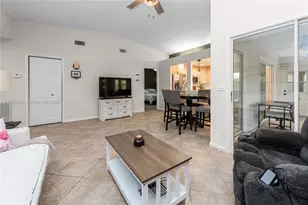 715 SE 22nd Ln, Homestead, FL 33033 - Photo 3