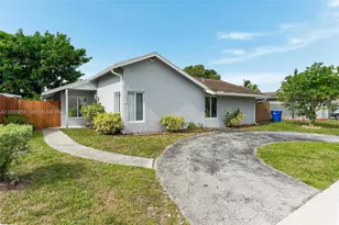 8250 SW 3rd Pl, North Lauderdale, FL 33068 - Photo 3