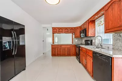 8250 SW 3rd Pl, North Lauderdale, FL 33068 - Photo 9