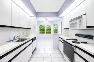 12500 SW 5th Ct, Pembroke Pines, FL 33027 - Photo 3
