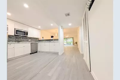310 Lakeview Dr #105, Weston, FL 33326 - Photo 3
