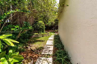 9920 Pan American Dr, Cutler Bay, FL 33189 - Photo 29