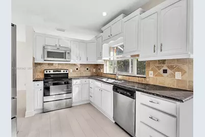 11407 Lakeview Dr, Coral Springs, FL 33071 - Photo 21