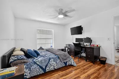 18808 W Lake Dr, Hialeah, FL 33015 - Photo 23