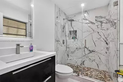 18808 W Lake Dr, Hialeah, FL 33015 - Photo 25