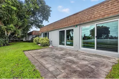 18808 W Lake Dr, Hialeah, FL 33015 - Photo 43