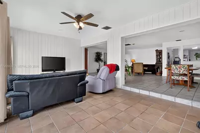 18808 W Lake Dr, Hialeah, FL 33015 - Photo 21
