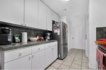 18808 W Lake Dr, Hialeah, FL 33015 - Photo 13