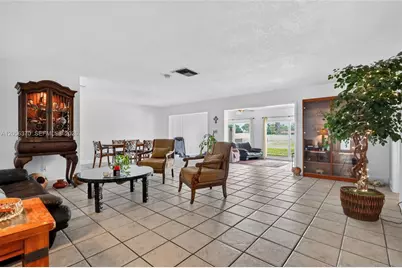 18808 W Lake Dr, Hialeah, FL 33015 - Photo 5