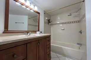215 Lake Pointe Dr, Oakland Park, FL 33309 - Photo 15