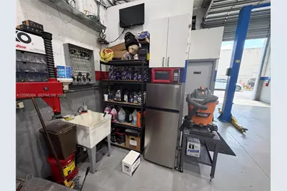 Mechanic Shop NW For Sale, Hialeah Gardens, FL 33018 - Photo 11