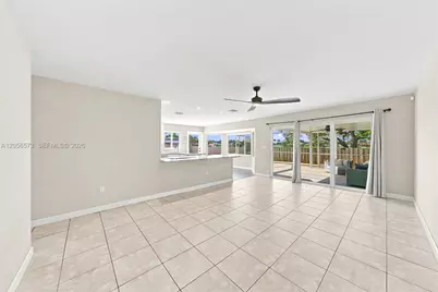 8406 NW 201st St, Hialeah, FL 33015 - Photo 23