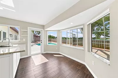 8406 NW 201st St, Hialeah, FL 33015 - Photo 17