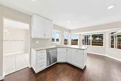8406 NW 201st St, Hialeah, FL 33015 - Photo 11