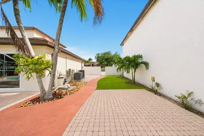 8406 NW 201st St, Hialeah, FL 33015 - Photo 51