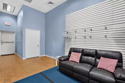 Smoke Shop For Sale in Tamiami, Kendall, FL 33184 - Photo 17