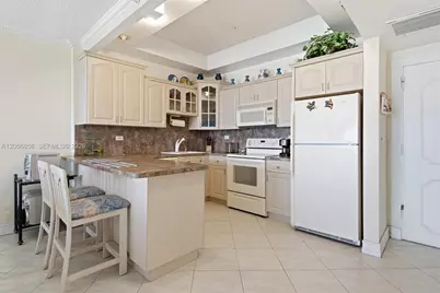 5601 Collins Ave #1723, Miami Beach, FL 33140 - Photo 11