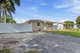 827 SW 3rd St, Florida City, FL 33034 - Photo 3